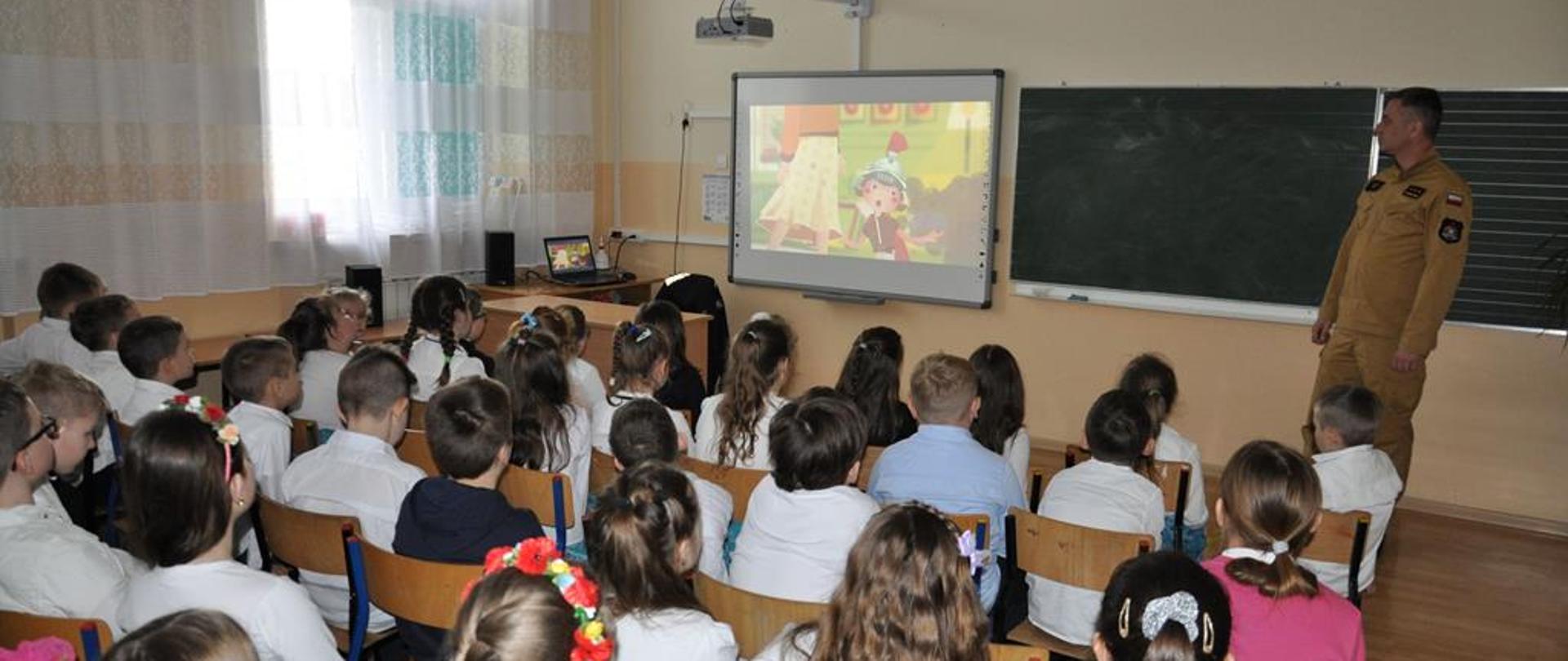 Działania profilaktyczno-edukacyjne prowadzone przez strażaka.