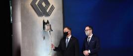 Prezydent RP Andrzej Duda pociąga za sznur dzwonu warszawskiej GPW rozpoczynając jubileuszową sesję giełdy z okazji jej 30 jubileuszu, po prawej stoi prezes GPW Marek Dietl
