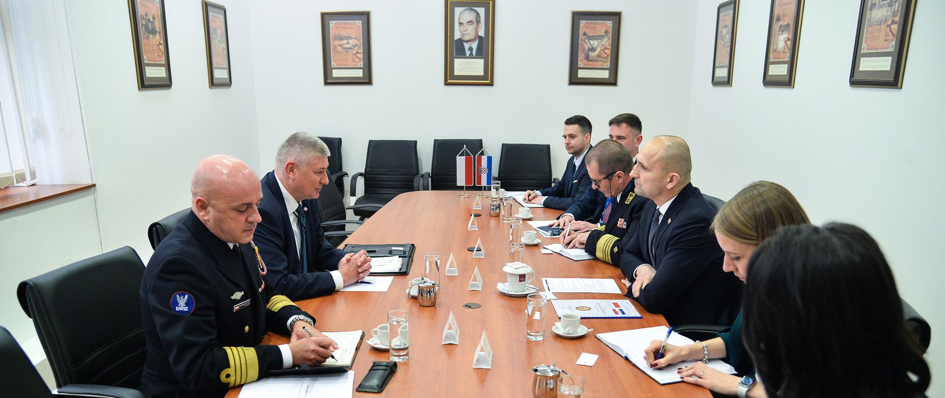 Spotkanie Ambasadora P. Czerwińskiego z ministrem obrony I. Anušiciem 