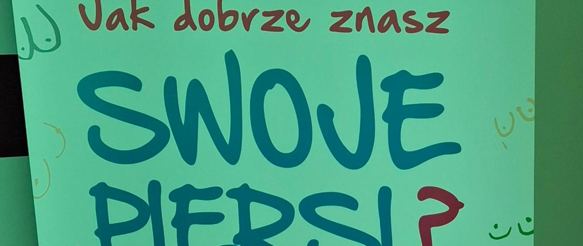 Pionowy baner reklamowy (roll-up) fundacji „Wsparcie na Starcie” z hasłem: "Jak dobrze znasz SWOJE PIERSI? Poznanie ich może uratować ci życie!". Na banerze widoczne są kolorowe grafiki piersi oraz wskazówki dotyczące profilaktyki (samobadanie, brafitting, aplikacja biustoapka) i dane kontaktowe fundacji.