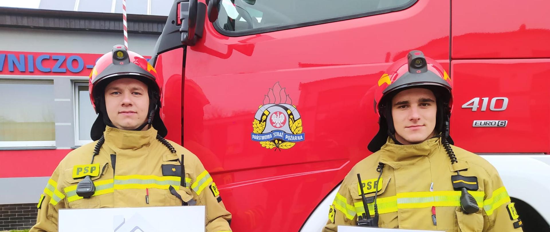 Strażacy prezentują materiały informacyjne