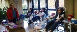 Trzy osoby oddają krew na fotelach