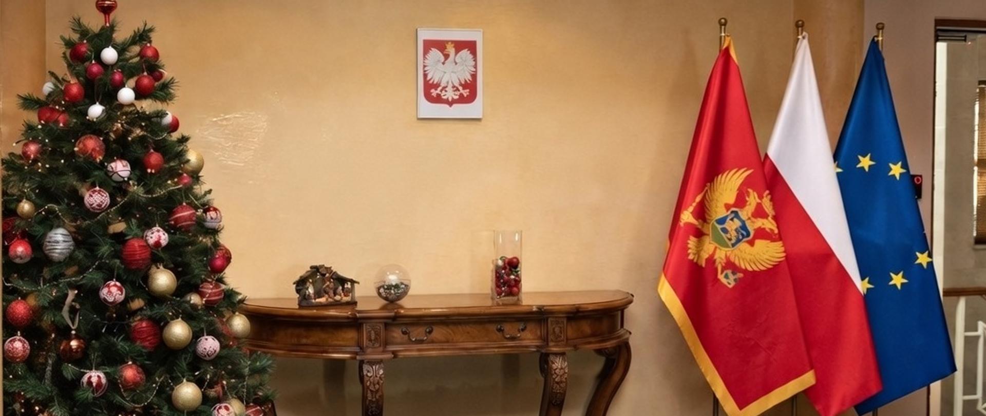 Choinka i flagi Czarnogóry, RP i UE