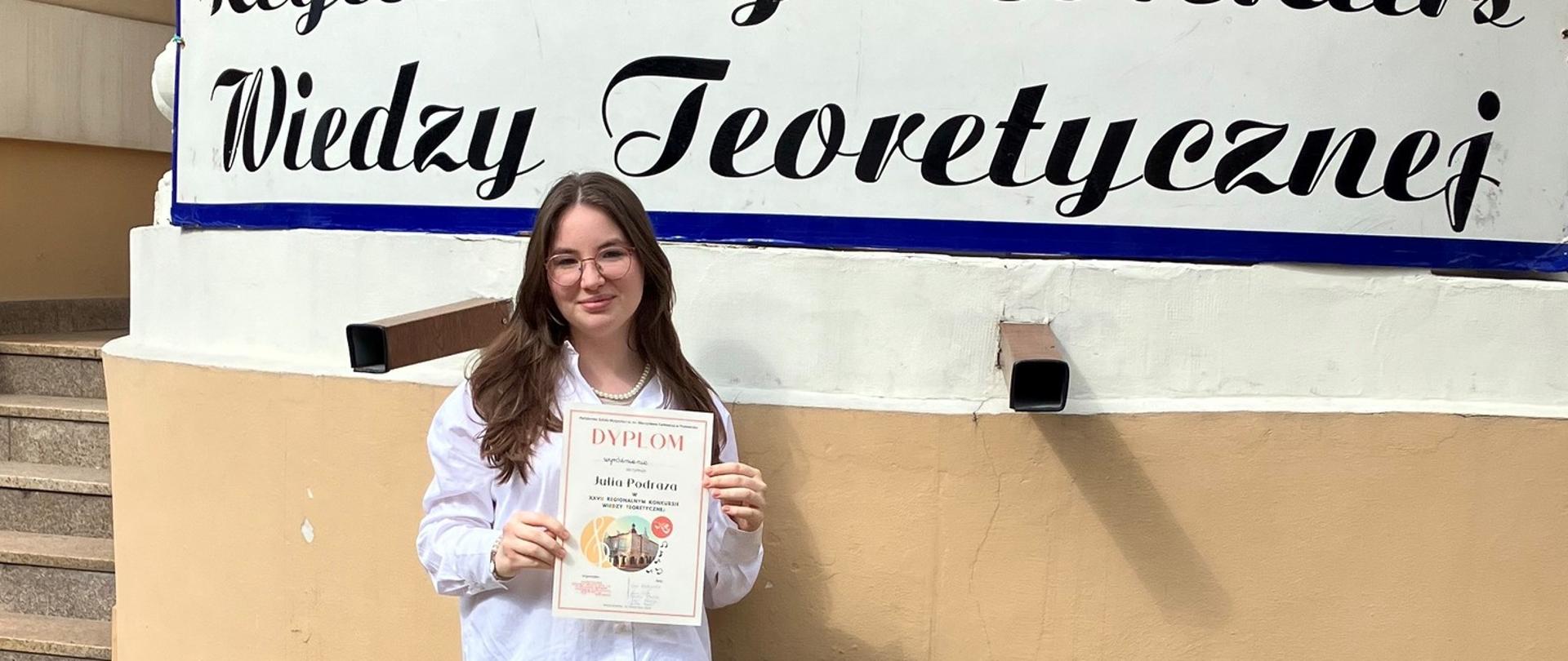 uczennica PSM w MIelcu z dyplomem - wyróżnienie w Regionalnym Konkursie Wiedzy Teoretycznej w Przeworsku na tle tamtejszej szkoły muzycznej