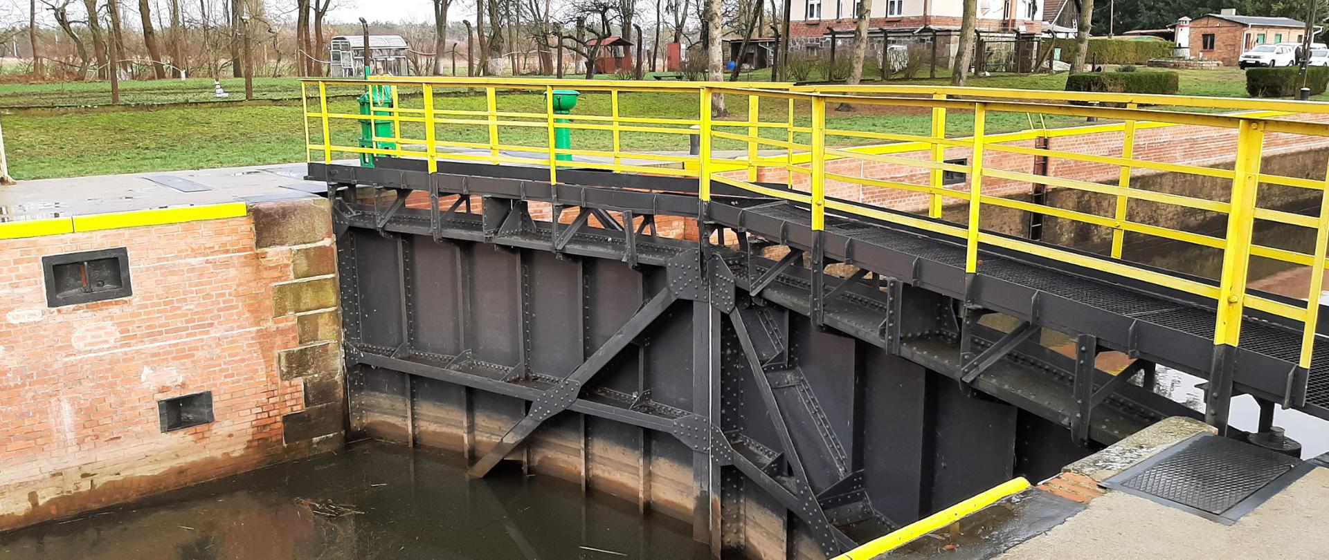 Śluza żeglugowa (nr 22) - Krzyż. Odcinek śródlądowej drogi wodnej Wisła-Odra, w powiecie czarnkowsko-trzcianecki w województwie wielkopolskim. Wybudowana w 1913 r. Śluza napędzana ręcznie, jednokomorowa, o wymiarach: długość 57,4 m, szerokość 9,6 m.