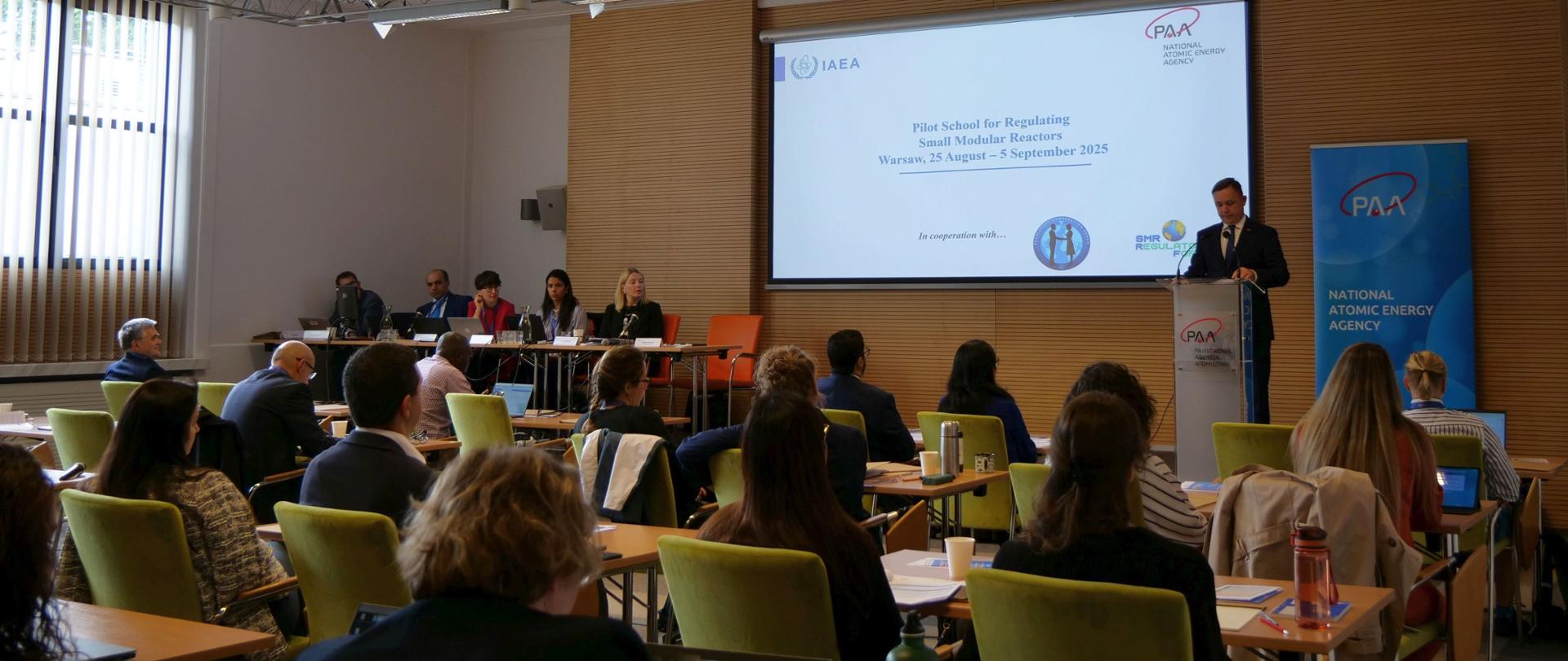 Na zdjęciu widoczna jest sala z uczestnikami szkoły SMR. W tle Andrzej Głowacki, Prezes PAA przemawia podczas otwarcia.