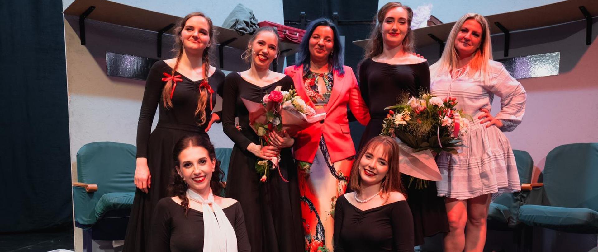 Na zdjęciu dwie nauczycielki oraz pięć tegorocznych artystek.