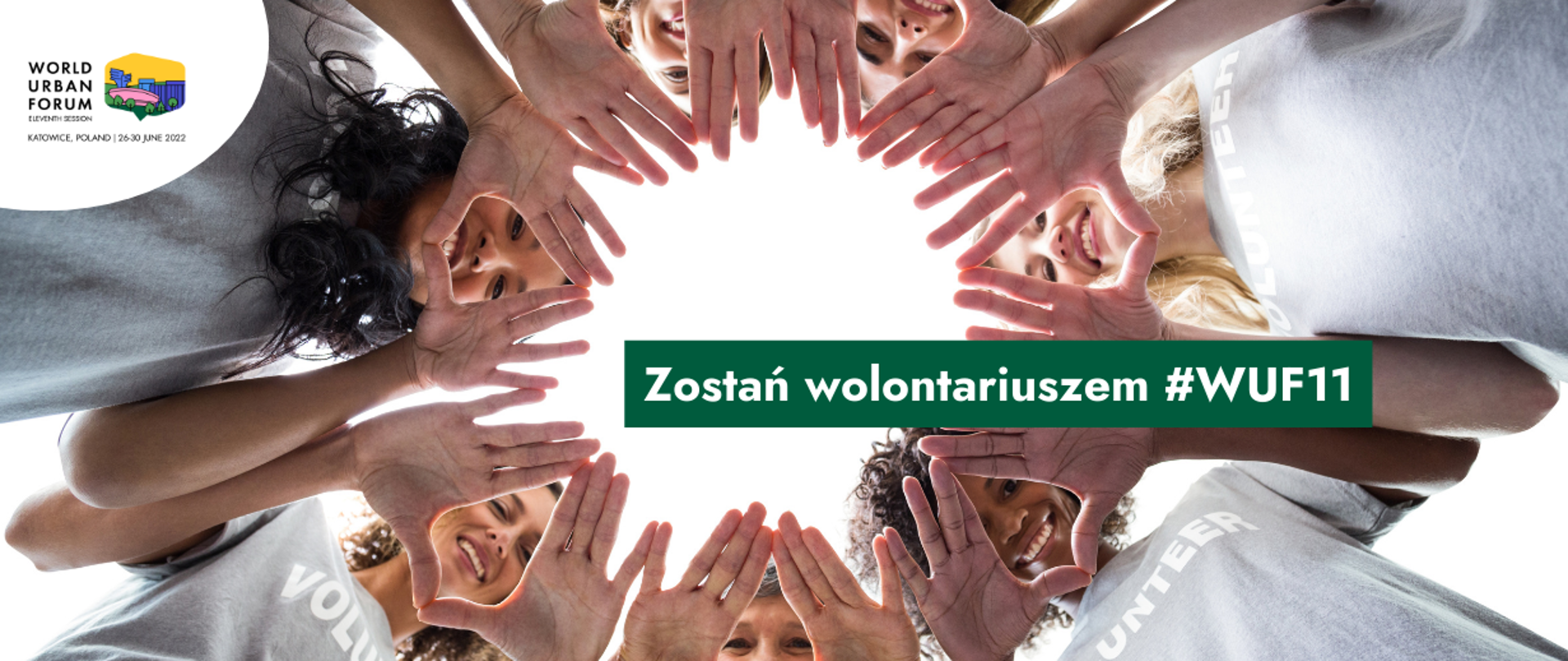 Na grafice zdjęcie grupy wolontariuszy stojących wokół i łączących swoje dłonie oraz tekst: Zostań wolontariuszem #WUF11. W lewym górnym rogu logotyp WUF11.