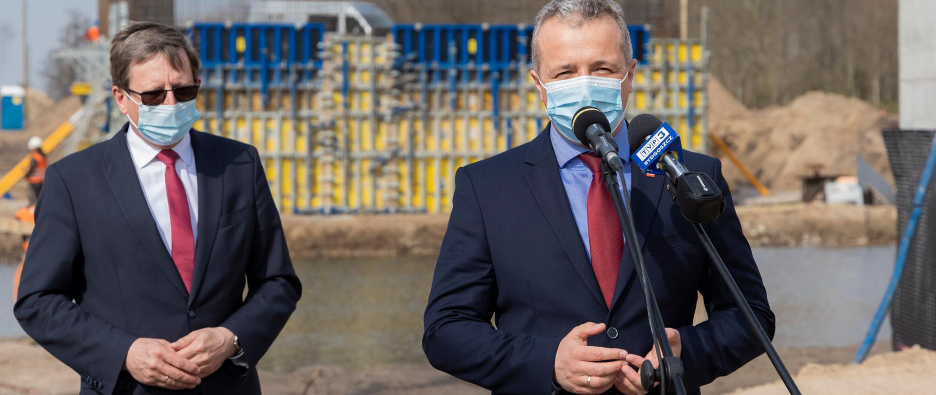w tle budowa mostu, wojewoda Mikołaj Bogdanowicz i burmistrz Kruszwicy Dariusz Witczak