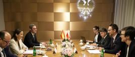 Minister rozwoju i technologii Waldemar Buda podczas spotkania z minister przemysłu, handlu i turystyki Hiszpanii Reyes Maroto, minister Buda siedzi przy stole, na przeciwko niego siedzi minister Maroto