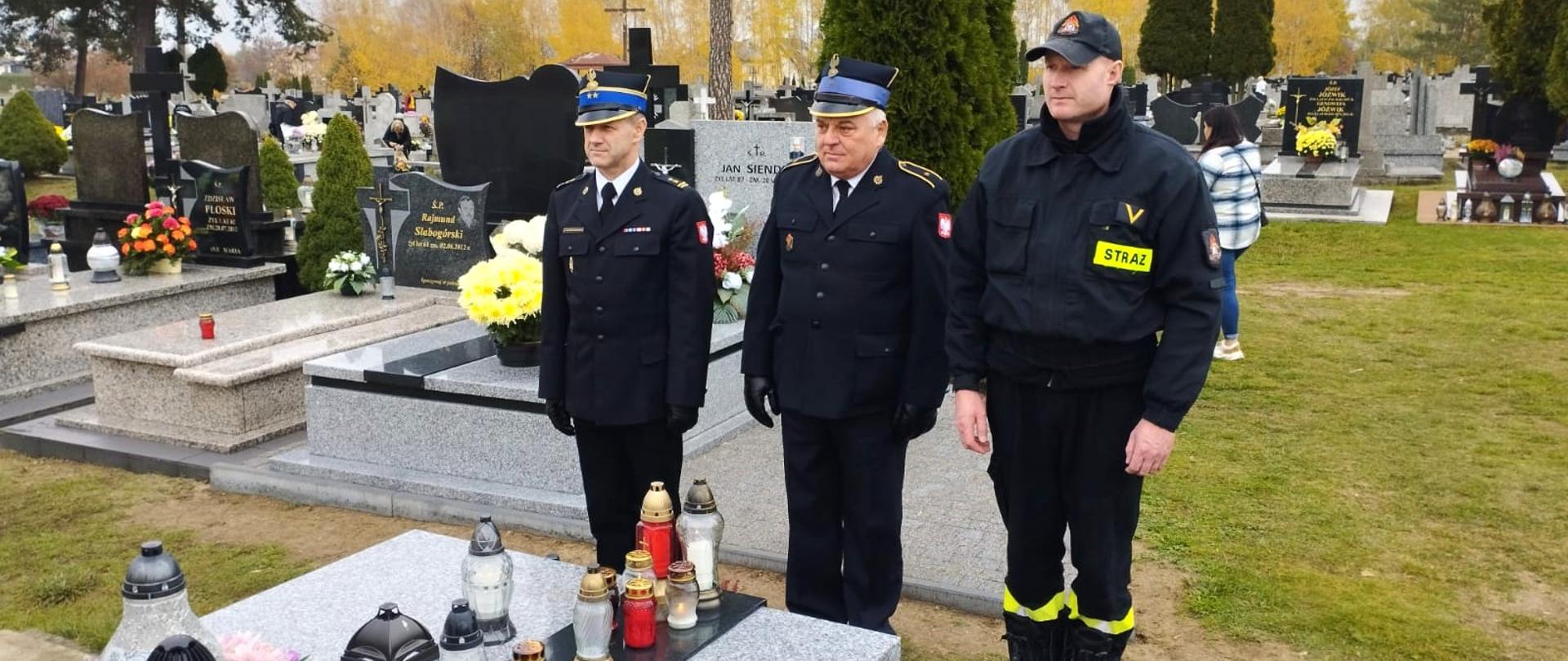 31 października w 2022 r. zgodnie z naszą tradycją, przed dniem Wszystkich Świętych i Dniem Zadusznym, czynni funkcjonariusze oraz byli funkcjonariusze Komendy Powiatowej Państwowej Straży Pożarnej w Przasnyszu , oddawali cześć przy grobach zmarłych kolegów i koleżanek, którzy pełnili służbę w naszej komendzie.
Na każdym grobie na znak pamięci zapalono znicze i oddano honor symbolizujące pamięć o tych, którzy odeszli z naszych szeregów na "wieczną służbę".
Zawsze będziemy o Was Pamiętać. Cześć Waszej Pamięci!
Nasi koledzy i koleżanki spoczywają na cmentarzach w Bogatem, Jednorożcu, Krasnem, Krasnosielcu, Krzynowłodze Małej, Makowie Mazowieckim, Przasnyszu, Rostkowie, Warszawie, Węgrzynowie i Wielbarku.
Opracował: kpt. Piotr Kuligowski.
Zdjęcia: ogn. Paweł Tański.
