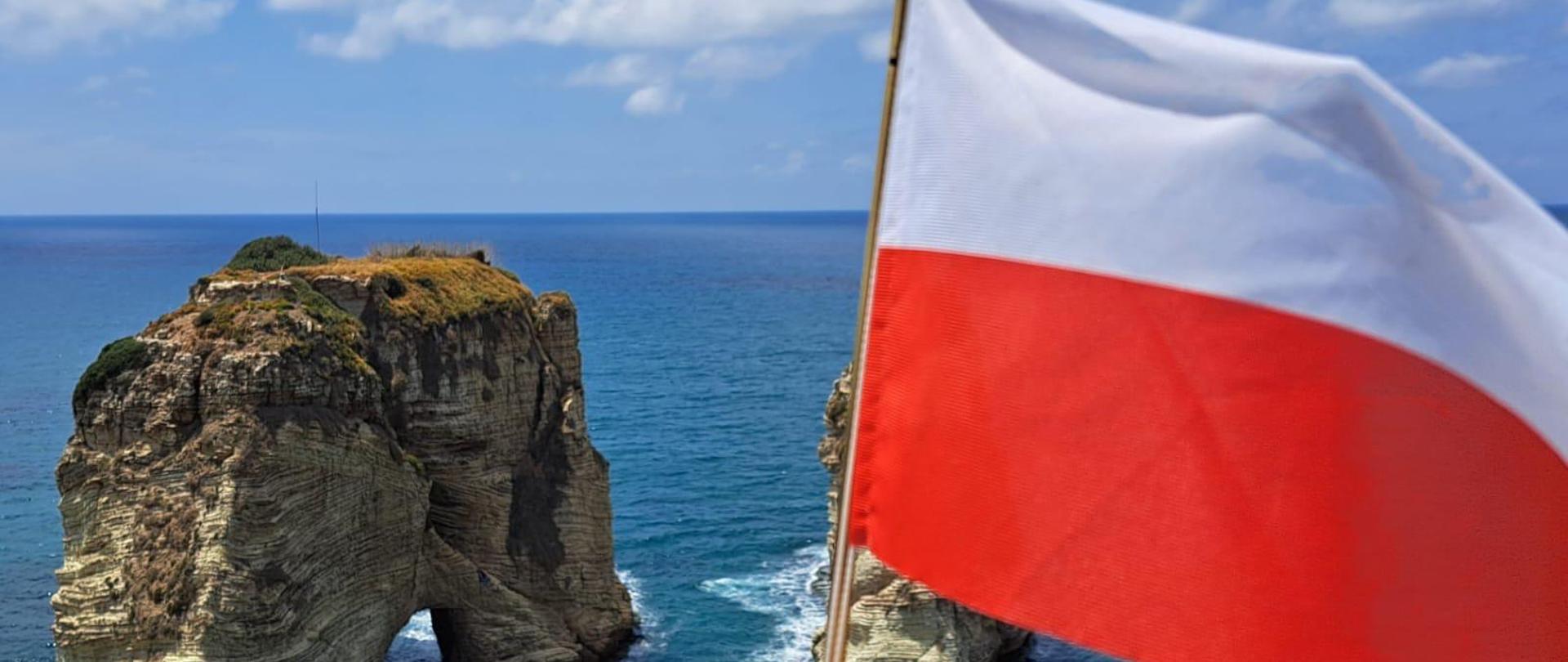 Flaga RP na tle Gołębich Skał w Bejrucie