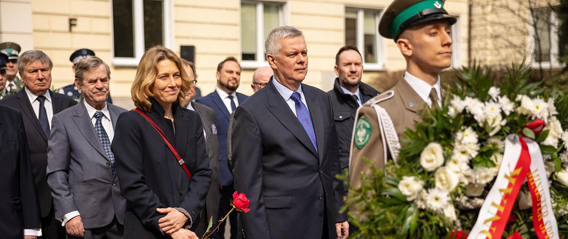 Na zdjęciu widać m.in. ministra Tomasza Siemoniaka i poprzednich ministrów SWiA przygotowujących się do złożenia wieńca przed pomnikiem Krzysztofa Kozłowskiego.