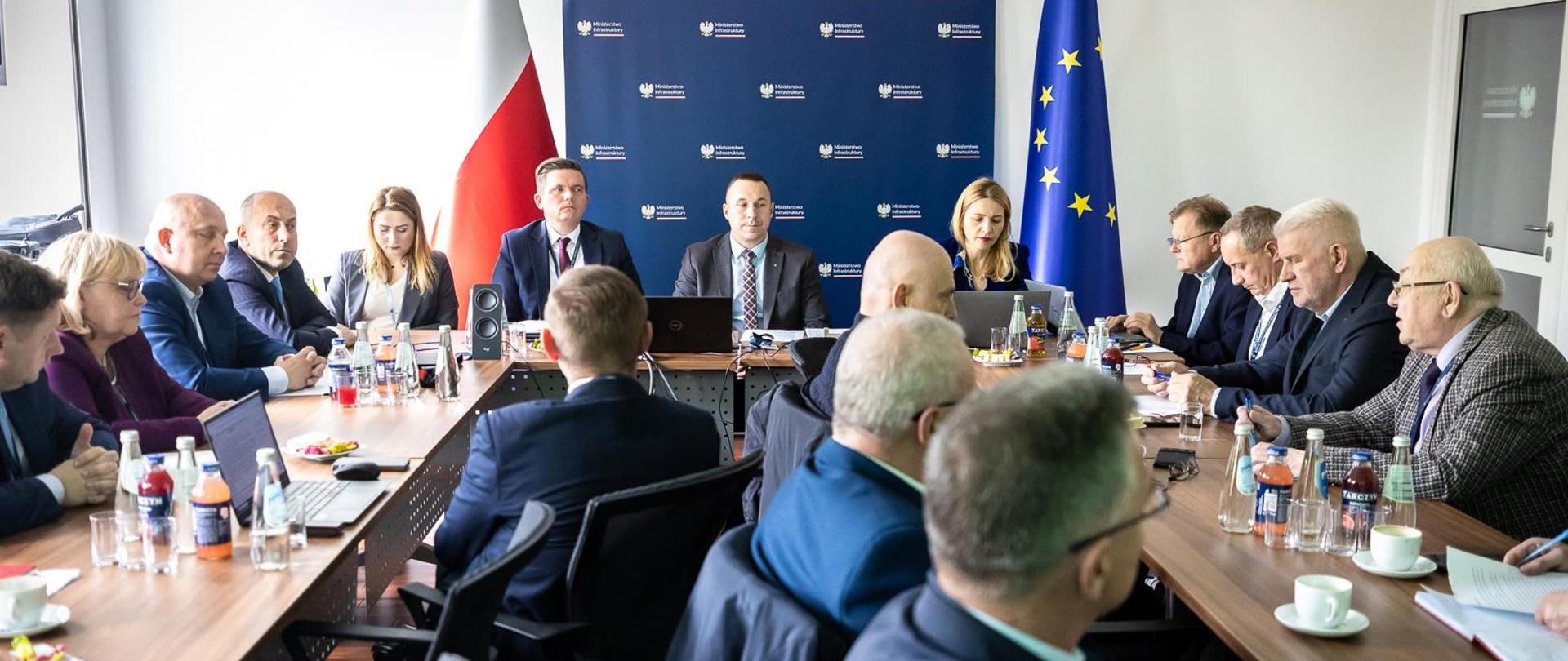 Spotkanie wiceministra Pawła Gancarza z organizatorami i przewoźnikami publicznego transportu zbiorowego