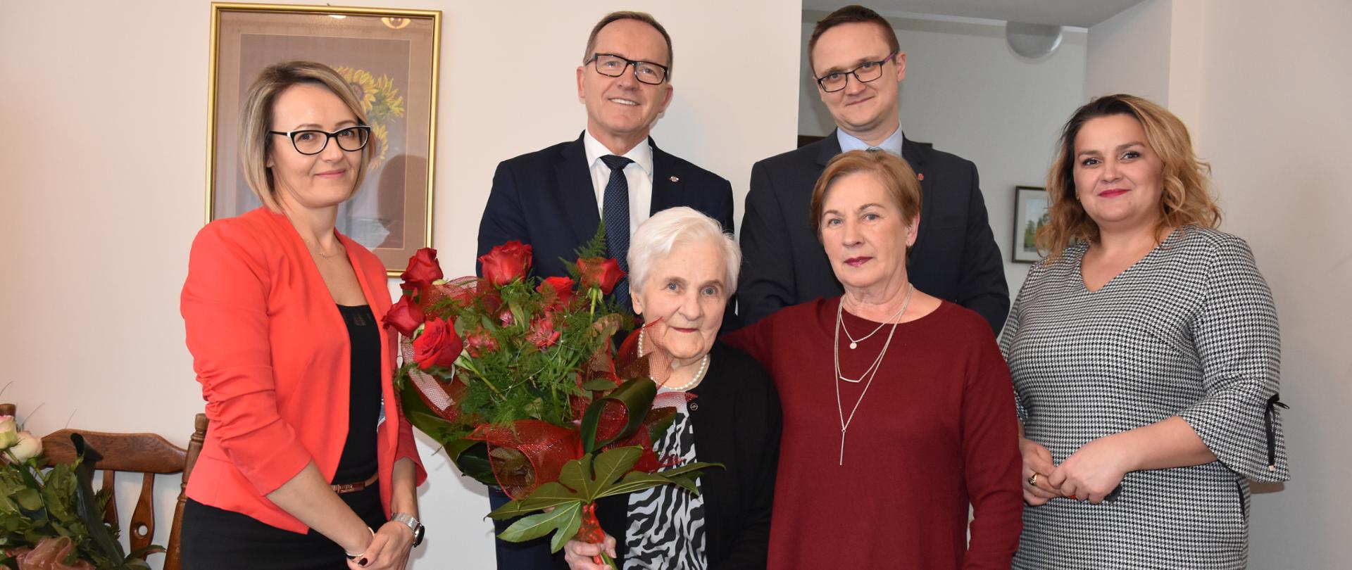 Pani Bronisława Bernat w trakcie uroczystości świętowania setnych urodzin. 