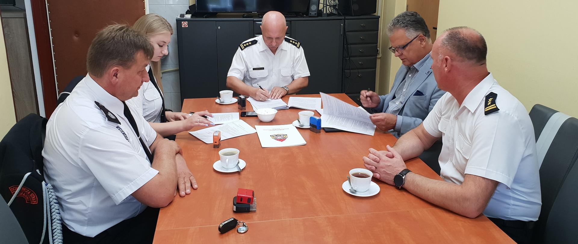 Na zdjęciu widać moment podpisania umowy o włączeniu OSP Kanigowo do ksrg.