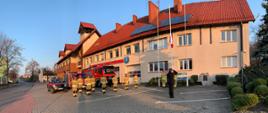 Poczet flagowy podnoszący flagę państwową wraz z komendantem oraz zmianą służbową