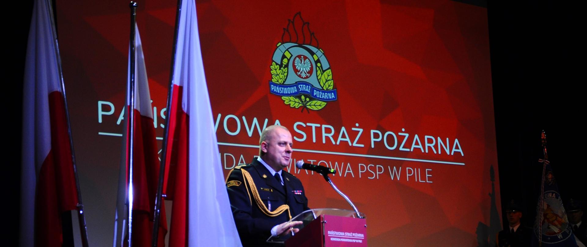Komendant przemawiający podczas uroczystej zbiórki.
