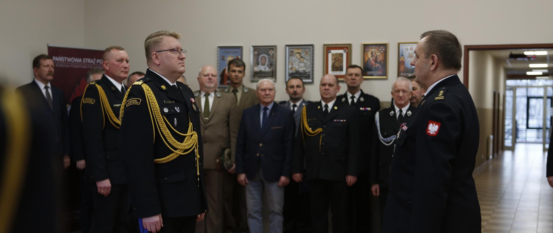 st. bryg. Władysław Duraj składa nadbryg. Grzegorzowi Janowskiemu w tle strażacy i zaproszeni goście