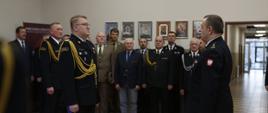 st. bryg. Władysław Duraj składa nadbryg. Grzegorzowi Janowskiemu w tle strażacy i zaproszeni goście