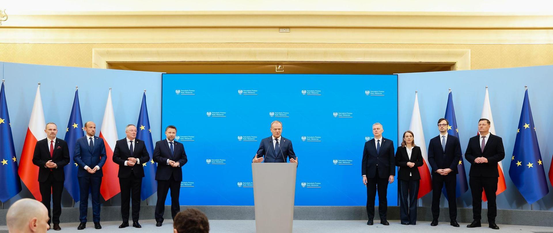 Premier Donald Tusk podczas konferencji prasowej.