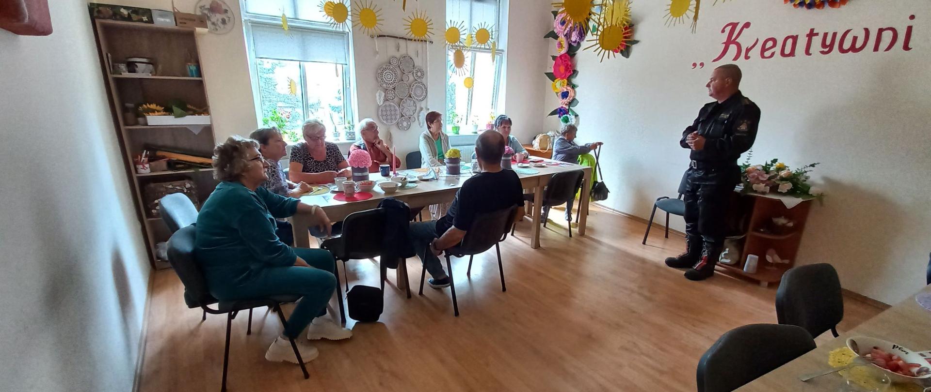 ludzie stół krzesła strażak