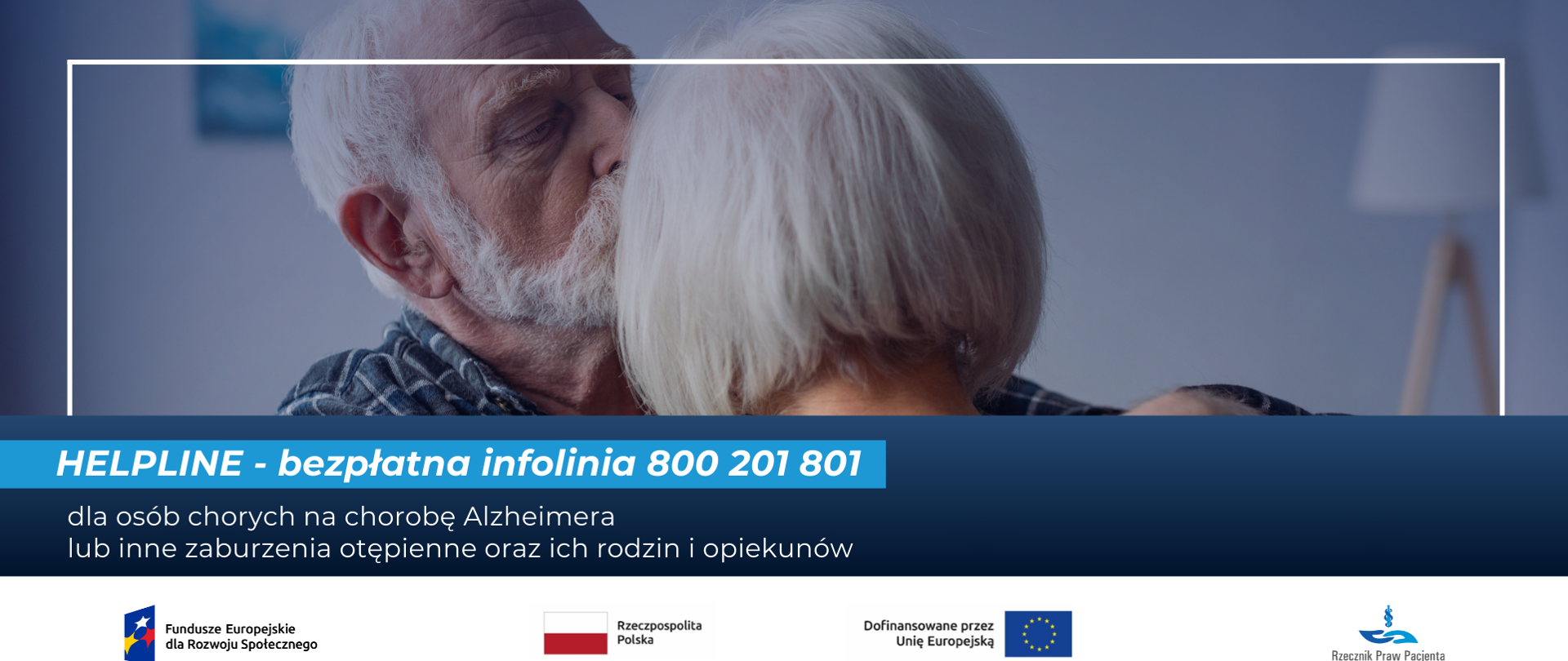 Starszy mężczyzna obejmuje i całuje starszą kobietę. Na grafice widnieje informacja: „HELPLINE – bezpłatna infolinia 800 201 801 dla osób chorych na chorobę Alzheimera lub inne zaburzenia otępienne oraz ich rodzin i opiekunów”. Na dole logotypy instytucji publicznych i Unii Europejskiej.