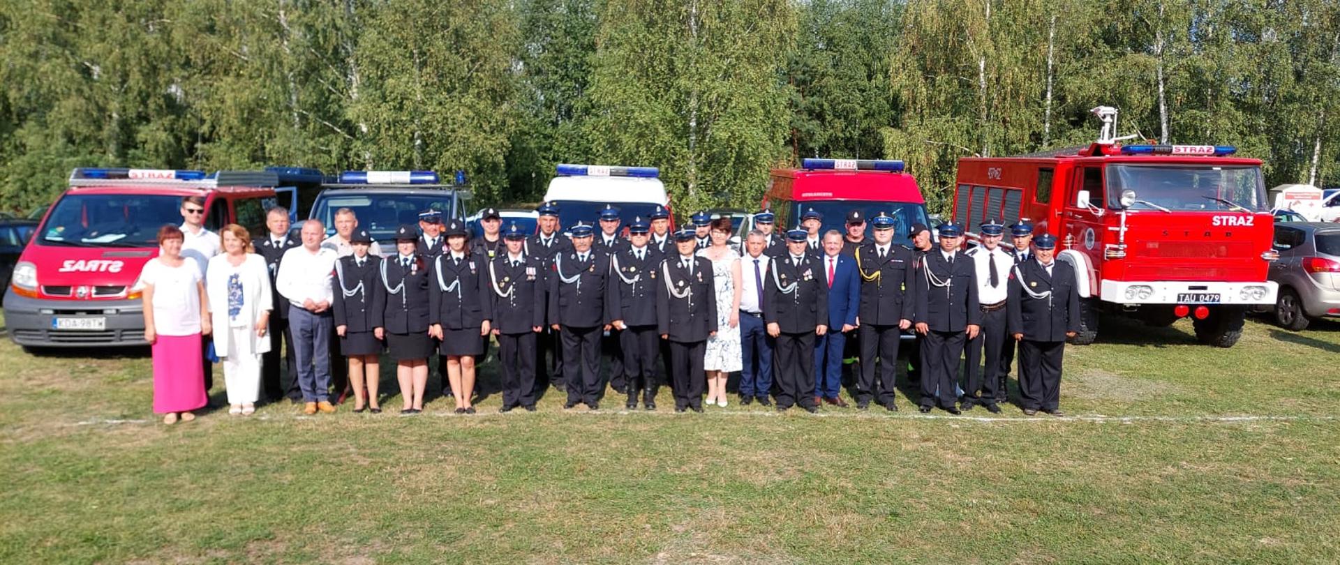 Na zdjęciu drruhowie OSP i zaprozeni goście
