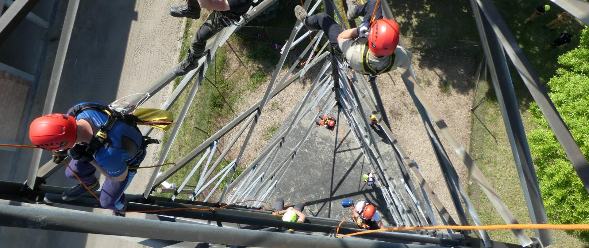 Maszt na którym widać wspinających się ratowników