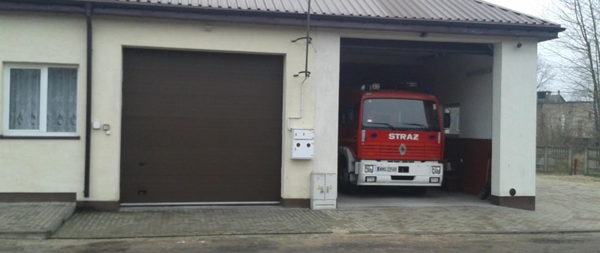 Remiza OSP Turza Mała oraz pojazd pożarniczy