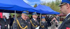 Zdjęcie przedstawia moment wręczania awansów dla strażaków przez Zastępcę Komendanta Wojewódzkiego PSP we Wrocławiu przez st. bryg. Bogusława Bruda w asyście Komendanta Powiatowego PSP w Lwówku Śląskim st. bryg. Mariusza Mroza. 