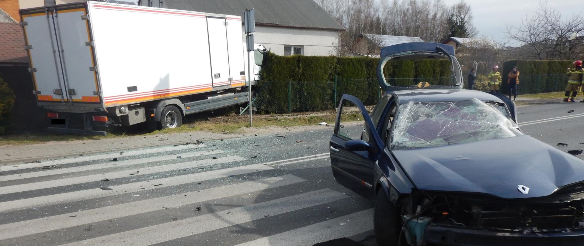 Zdjęcie przedstawia dwa samochody