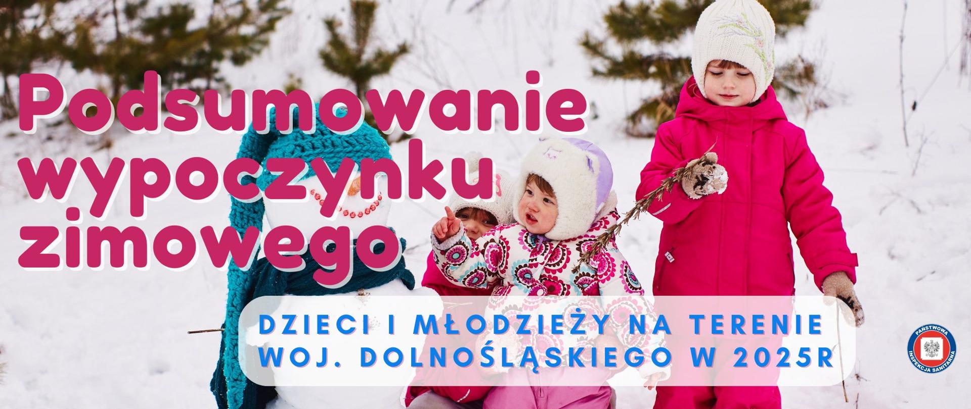 Dzieci w kolorowych ubraniach stojące na śniegu przy ulepionym bałwanie