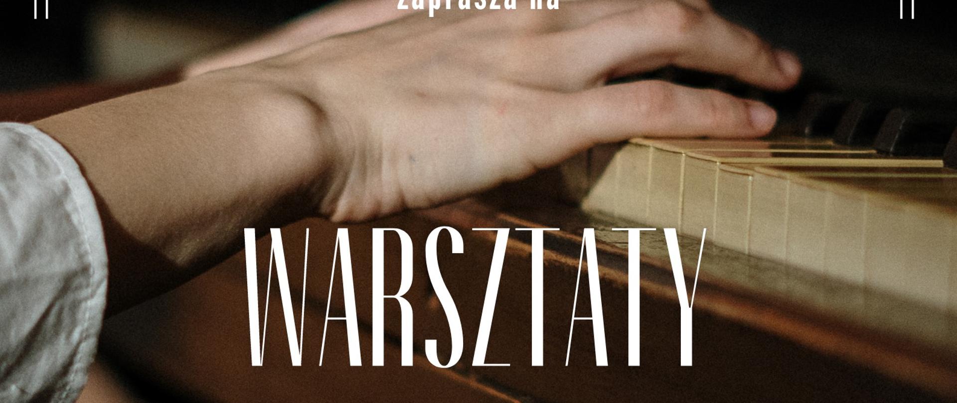 Plakat przedstawiający młode pianistyczne dłonie na mahoniowym fortepianie z klawiszami w tonacji kości słoniowej informuje o Warsztatach Pianistycznych prowadzonych przez profesor doktor habilitowany Joannę Ławrynowicz-Just z Uniwersytetu Muzycznego imienia Fryderyka Chopina w Warszawie 5 grudnia 2022 w godzinach 9:00-12.50 oraz 14.00-18.10 w sali B 103, odbywających się w Zespole Państwowych Szkół Muzycznych imienia Mieczysława Karłowicza w Krakowie, na które serdecznie zaprasza Sekcja Instrumentów Klawiszowych.
Całości obrazu dopełnia delikatna w wyrazie ramka.