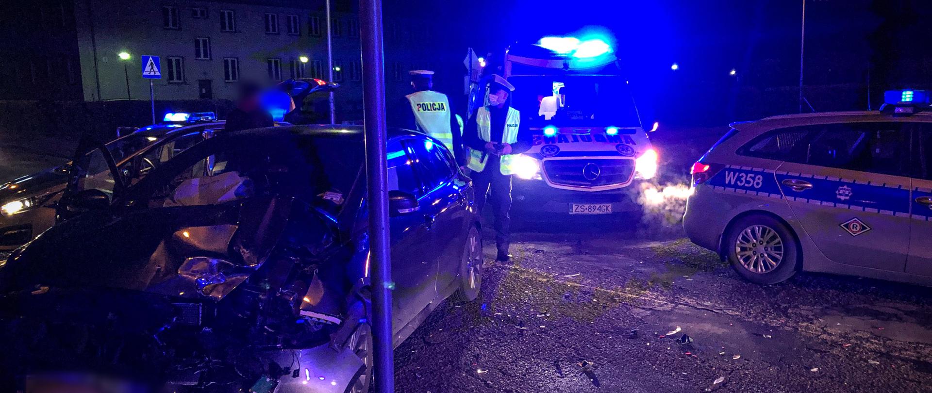 Na zdjęciu znajduje się rozbity pojazd.