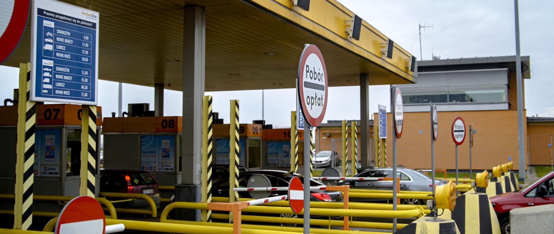 Bramki poboru opłat drogowych, znak drogowy z napisem pobór opłat