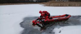 Dwóch strażaków podczas ćwiczeń na zamarzniętym jeziorze
