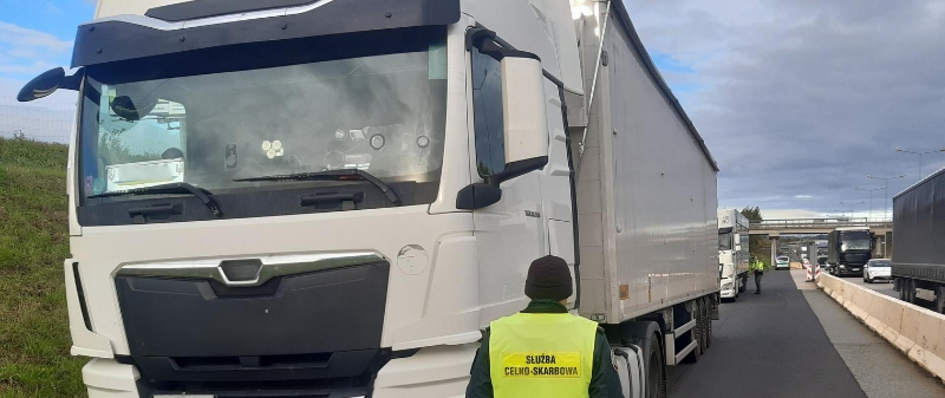 funkcjonariusz Służby Celno-Skarbowej, samochód ciężarowy