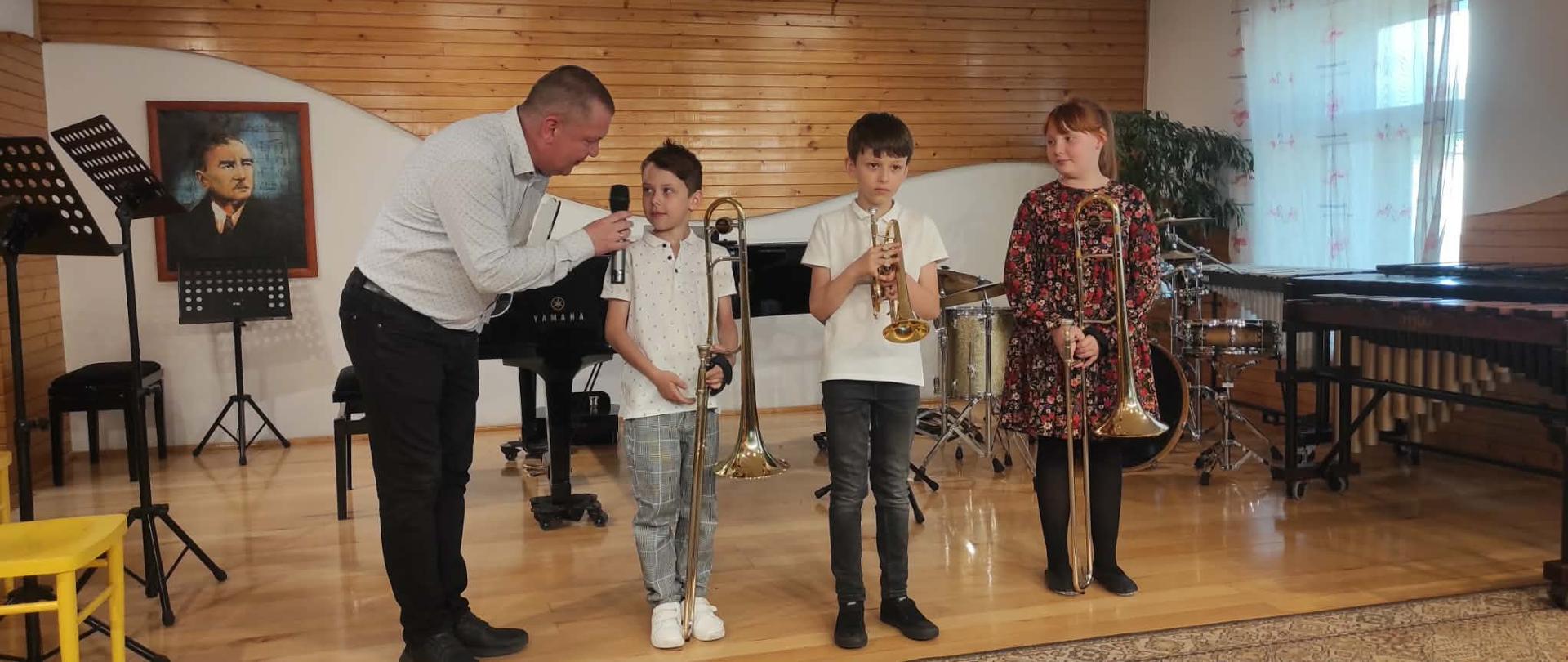 uczniowie prezentujący instrumenty dęte blaszane