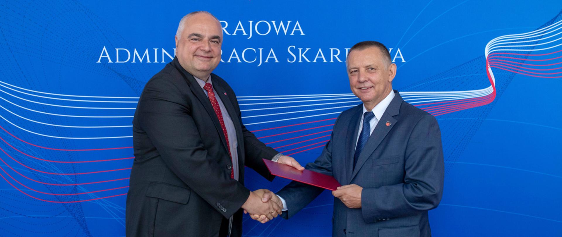 Minister Finansów Marian Banaś i wiceminister finansów, z-ca Szefa KAS Tomasz Słaboszowski podczas wręczania nominacji.