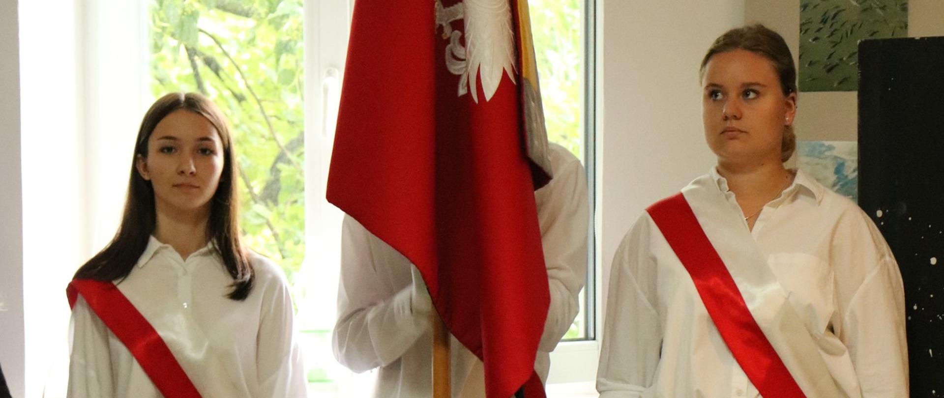 Zdjęcie. Poczet Sztandarowy Państwowego Liceum Sztuk Plastycznych im. K. Kobro w Zduńskiej Woli