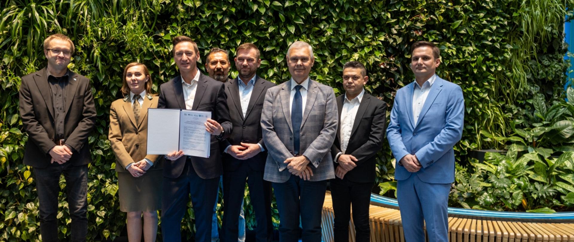 Sygnatariusze porozumienia w sprawie realizacji projektu "Międzyodrze - zwiększenie skuteczności zrównoważonej ochrony przyrody"