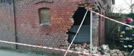 Zdjęcie przedstawia uszkodzony budynek