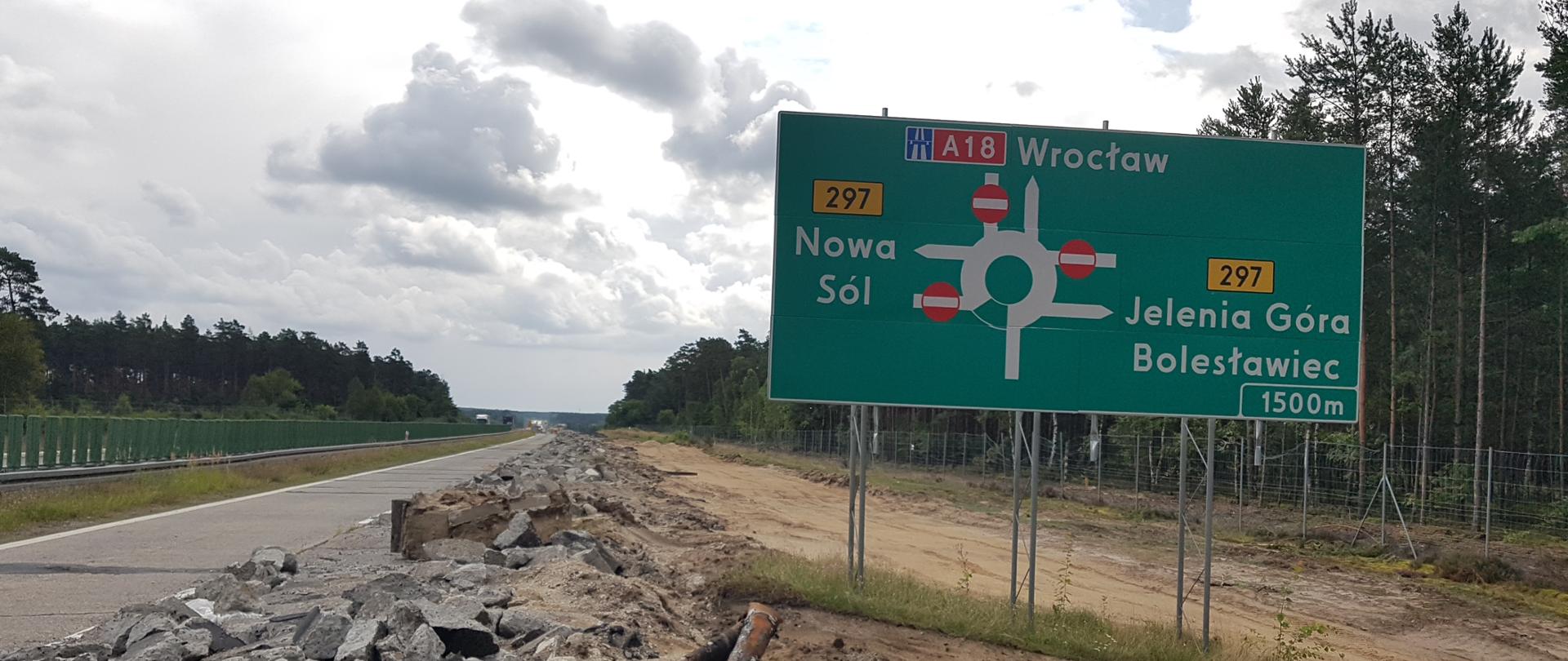 Na zdjęciu widać drogę krajową nr 18 w województwie dolnośląskim na odcinku Luboszów - Golnice. 