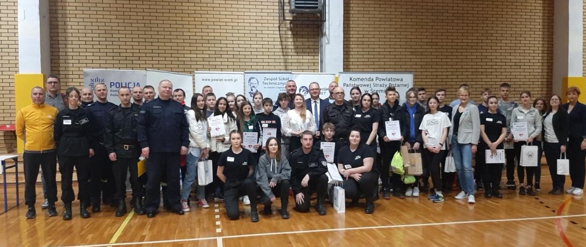 zakończenie konkursu zdjęcie grupowe uczniów opiekunów organizatorów i zaproszonych gości na hali śremskiego sportu