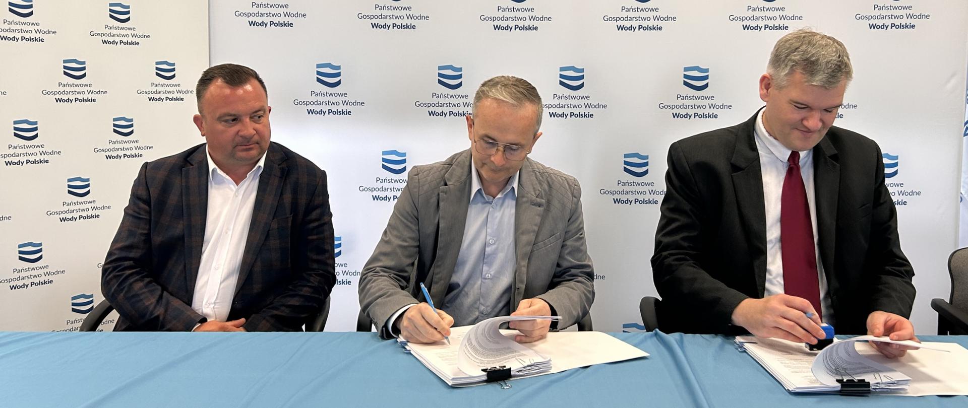 Uroczyste podpisanie umowy na opracowanie aktualizacji dokumentacji projektowej dla dwóch kluczowych zadań inwestycyjnych pn.: ,,Rozbudowa wału prawego rzeki Zagożdżonki -w km 0+000-6+700, gm. Kozienice’’ oraz ,,Rozbudowa wału lewego rzeki Zagożdżonki -w km 0+000-7+550, gm. Kozienice’’ 