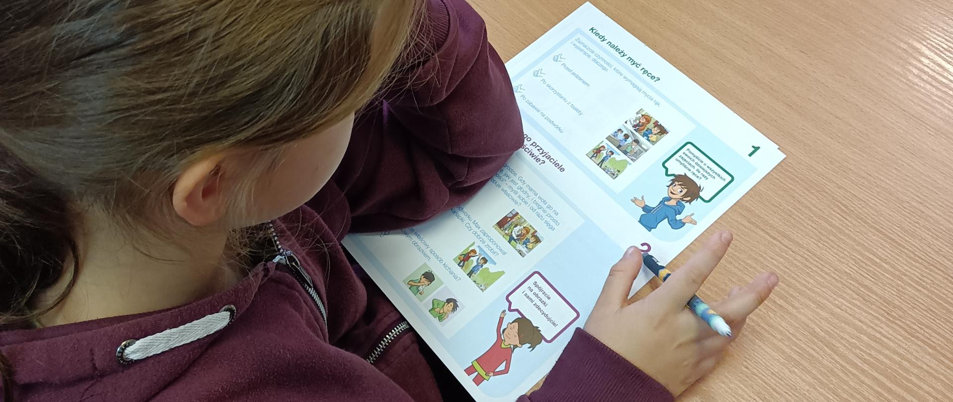 Dziecko wypełnia kartę pracy