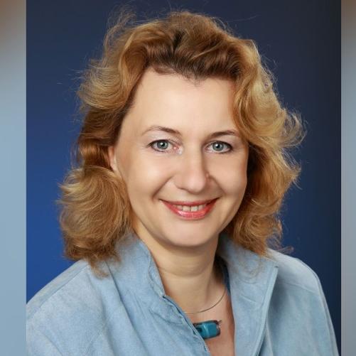 Elegancko ubrana kobieta.