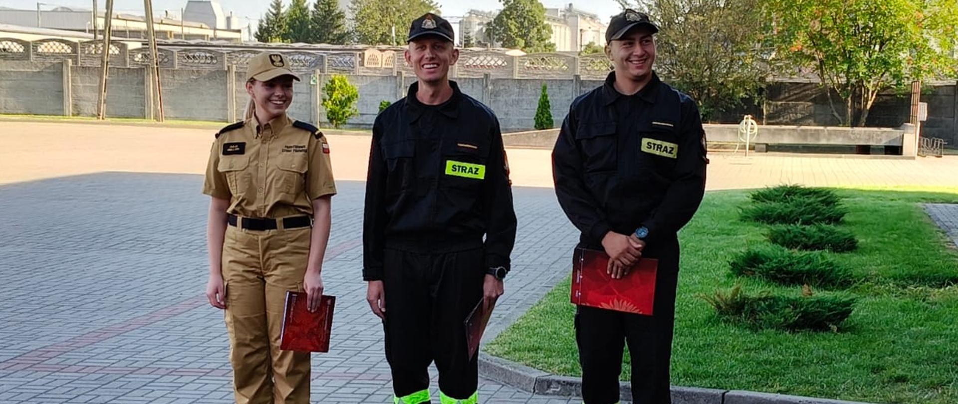 Na zdjęciu uroczysta zmiana służby - Zakończenie służby przygotowawczej - wręczenie przez Komendanta Powiatowego aktów mianowania na wyższe stanowiska służbowe w służbie stałej - mianowani