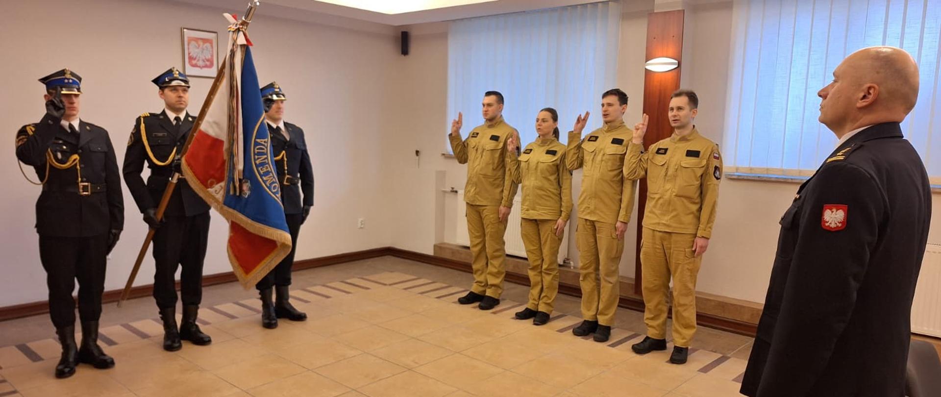 Funkcjonariusze podczas ślubowania.